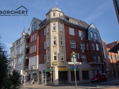 In direkter City-Lage von Elmshorn:
2-Zimmer-Wohnung mit Altbaucharme zu vermieten!